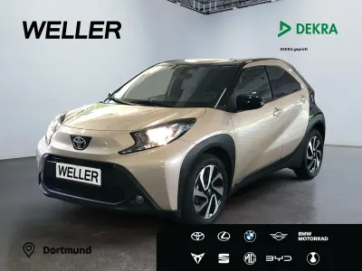 Gebraucht Toyota Aygo X Pulse 72 PS (52 kW) 2023 Ginger beige metallic/ night sky black SUV