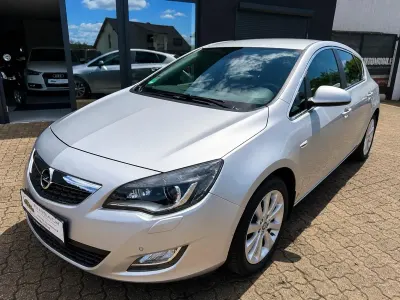 Gebraucht Opel Astra 140 PS (102 kW) 2011 Silber Limousine