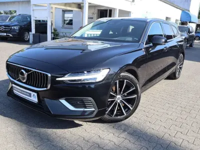 Gebraucht Volvo V60 Core 253 PS (186 kW) 2023 Onyx black Kombi