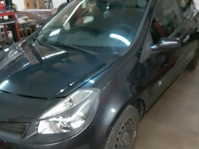 Schwarz Gebraucht 2005 Renault Clio III Kleinwagen | 2.200 €