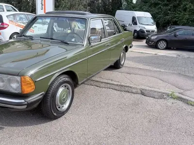 Gebraucht Mercedes 240 72 PS (52 kW) 1981 Grün Limousine