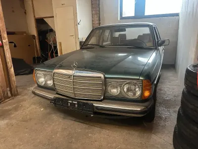 Gebraucht Mercedes 200 109 PS (80 kW) 1982 Grün Limousine
