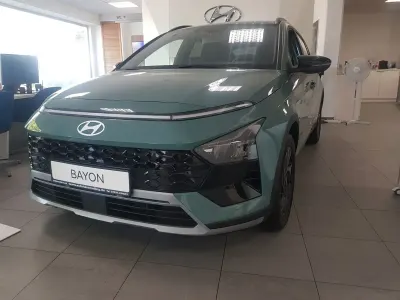 Neu Hyundai Bayon Blackline 90 PS (66 kW) 2026 Mangrove green / mic SUV