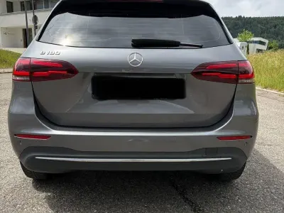 Gebraucht Mercedes B180 136 PS (100 kW) 2019 Grau Kleinwagen