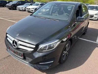 Gebraucht Mercedes B180 122 PS (89 kW) 2017 Kosmosschwarz Van / Kleinbus