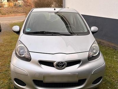 Gebraucht Toyota Aygo 64 PS (47 kW) 2009 Silber Kleinwagen
