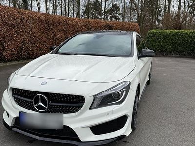 Weiß Gebraucht 2016 Mercedes CLA220 Limousine | 17.000 €