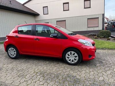 gebraucht Toyota Yaris 1.0 VVT-i Cool als 4 Türer mit Klimaanlage