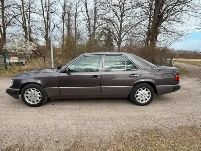 Brugt Mercedes E220 150 HK (110 kW) 1993 Lilla Sedan