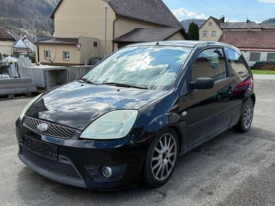 Usado Ford Fiesta Sport 101 HP (74 kW) 2005 Preto Citadino