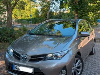 Gebraucht Toyota Auris Hybrid Edition 136 PS (100 kW) 2014 Beige Limousine