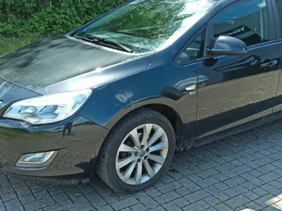 Gebraucht Opel Astra 140 PS (102 kW) 2012 Schwarz Kombi