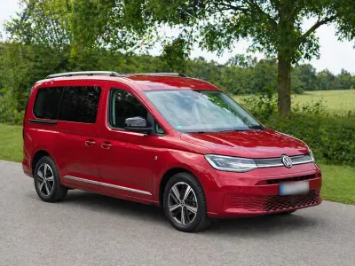 Second-hand VW Caddy Maxi Style 122 CP (89 kW) 2022 Roșu Monovolum