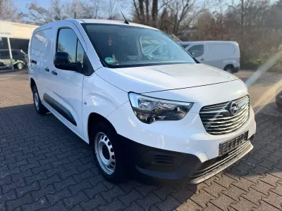 Używany Opel Combo Edition 102 KM (75 kW) 2022 Biały Minivan