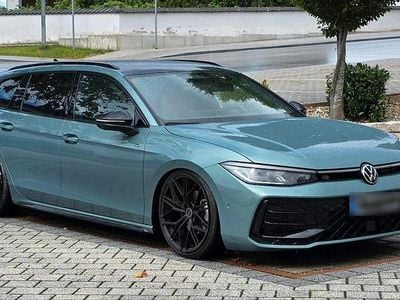 Usata VW Passat R-line 150 CV (110 kW) 2024 Verde Station wagon