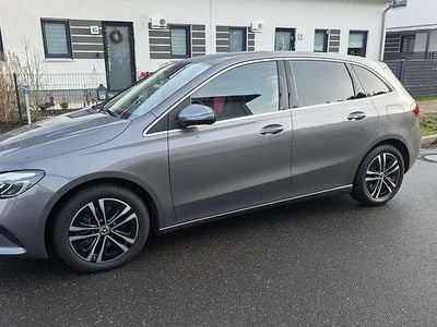 Gebraucht Mercedes B250 163 PS (119 kW) 2023 Grau Van / Kleinbus