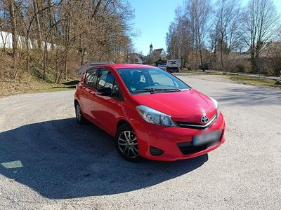 Usata Toyota Yaris 69 CV (50 kW) 2014 Rosso Utilitaria