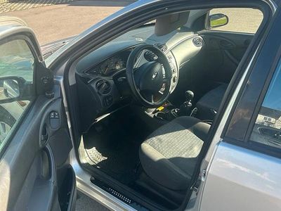 Usata Ford Focus 90 CV (66 kW) 2004 Grigio Station wagon