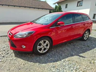 Gebraucht Ford Focus Titanium 125 PS (91 kW) 2012 Rot Limousine