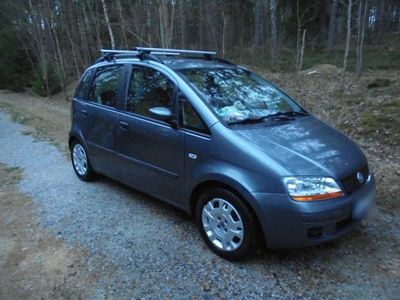 Käytetty Fiat Idea 95 HP (69 kW) 2004 Hopea Tila-auto
