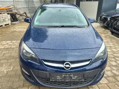 Gebraucht Opel Astra Edition 136 PS (100 kW) 2014 Blau Kombi
