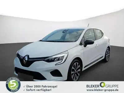 Używany Renault Clio V Equilibre 67 KM (49 kW) 2022 Biały Sedan/Limuzyna