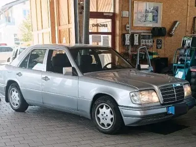 Gebraucht Mercedes E200 136 PS (100 kW) 1995 Silber Limousine