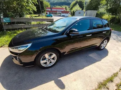 Gebraucht Hyundai i30 Intro Edition 140 PS (102 kW) 2017 Schwarz Limousine