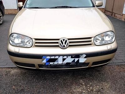 Gold Gebraucht 2002 VW Golf IV Kleinwagen | 2.100 €