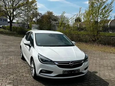 Używany Opel Astra Edition 105 KM (77 kW) 2019 Biały Sedan/Limuzyna