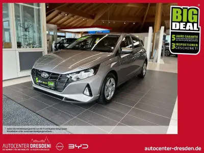 Gebraucht Hyundai i20 Select 84 PS (61 kW) 2023 Brass / met Kleinwagen