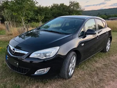 Gebraucht Opel Astra Design Edition 140 PS (102 kW) 2011 Schwarz Limousine