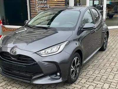 Neu Toyota Yaris Hybrid 116 PS (85 kW) 2026 Grau Limousine