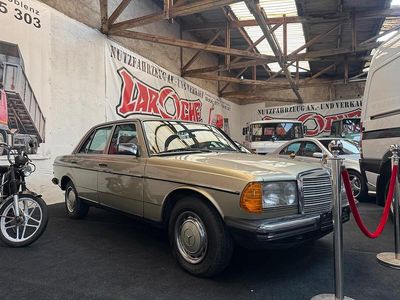 Grün Gebraucht 1983 Mercedes 200 Limousine | 8.950 €