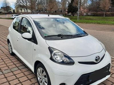 Gebraucht Toyota Aygo Cool 68 PS (50 kW) 2013 Weiß Kleinwagen