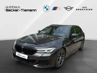 Gebraucht BMW 520 M Sport 190 PS (139 kW) 2023 Sophistograu brillanteffekt Kombi