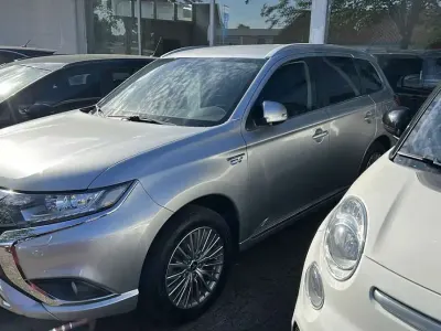 Gebraucht Mitsubishi Outlander P-HEV Basis 135 PS (99 kW) 2021 Silber SUV
