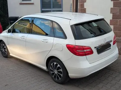 Gebraucht Mercedes B180 109 PS (80 kW) 2012 Weiß Kleinwagen