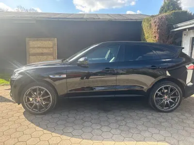 Begagnad Jaguar F-Pace R-Sport 250 HK (183 kW) 2019 Svart SUV