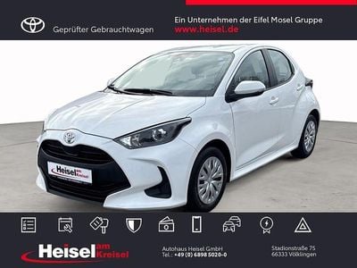 Schneeweiß Gebraucht 2021 Toyota Yaris Basis Limousine | 13.490 € (Etwas zu teuer)