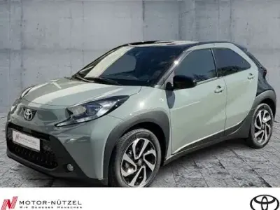 Neu Toyota Aygo X Play 72 PS (52 kW) 2025 Grün SUV