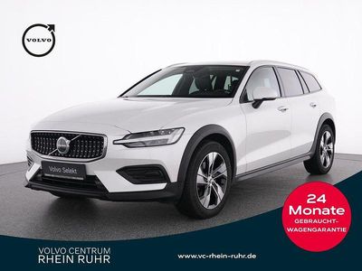Weiss crystal white pearl / me Gebraucht 2023 Volvo V60 CC Plus Kombi | 33.350 € (Guter Preis)