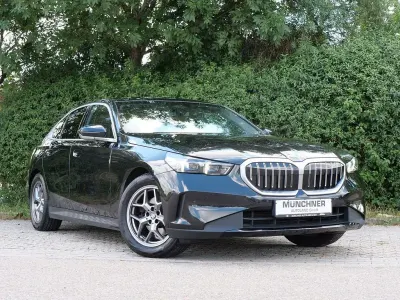 Gebraucht BMW 520 Sport Line 197 PS (144 kW) 2024 Black sapphire metallic Limousine