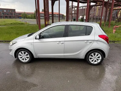 Gebraucht Hyundai i20 Trend 86 PS (63 kW) 2013 Silber Kleinwagen