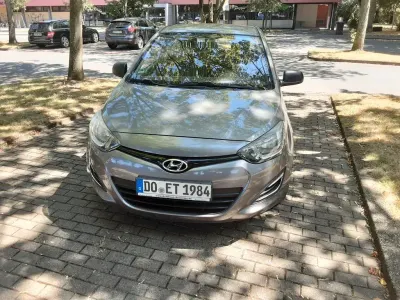 Gebraucht Hyundai i20 Edition 86 PS (63 kW) 2013 Grau Kleinwagen