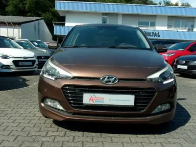 Gebraucht Hyundai i20 Style 120 PS (88 kW) 2016 Braun Limousine