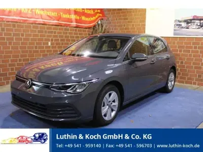 Gebraucht VW Golf VIII Life 131 PS (96 kW) 2020 Delfingrau metallic Limousine