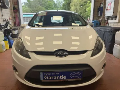 Gebraucht Ford Fiesta Champions Edition 60 PS (44 kW) 2012 Frostweiß Kleinwagen