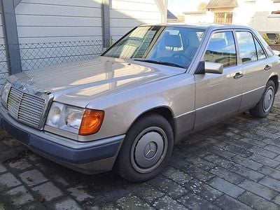 Gebraucht Mercedes 250 94 PS (69 kW) 1990 Gold Limousine