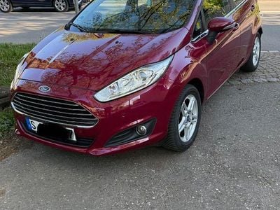 Begagnad Ford Fiesta Titanium 101 HK (74 kW) 2013 Röd Sedan